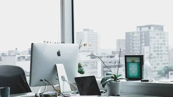 Spațiu coworking cu hot-desk și zone comune
