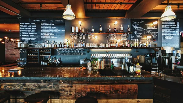 Tejghea bar curată — igienă și atmosferă Tejghea bar curată — igienă și atmosferă