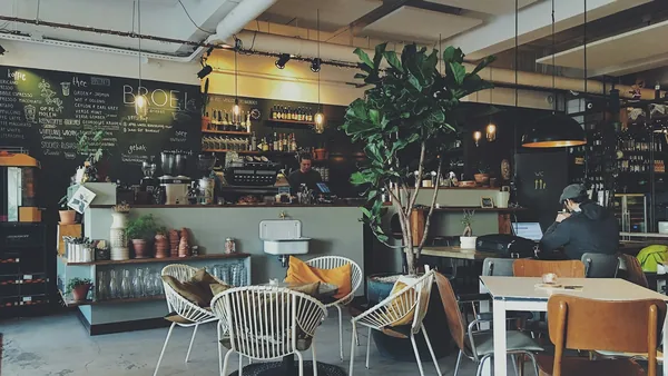 Interior cafenea București — protocol ture și închidere Interior cafenea București — protocol ture și închidere