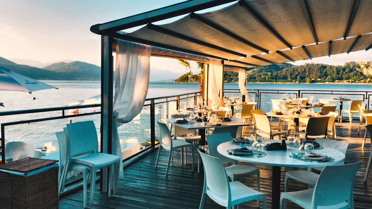 Terasă restaurant București — curățenie sezon și ploi Terasă restaurant București — curățenie sezon și ploi