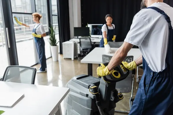 Spațiu de birouri curat și luminos întreținut de ESCAPE Cleaning